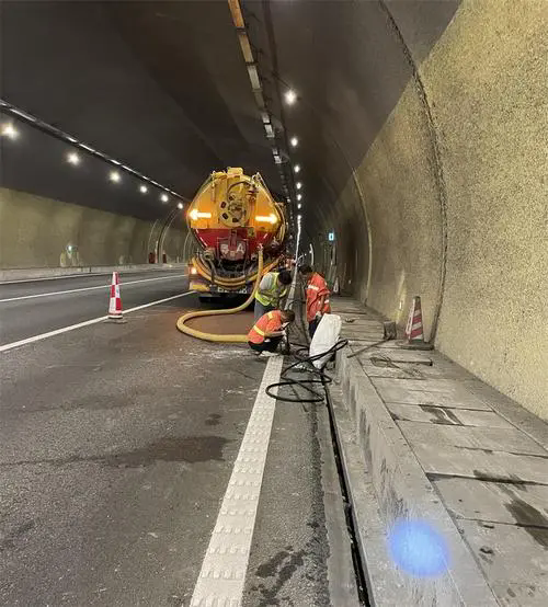 大通隧道排水渠清淤